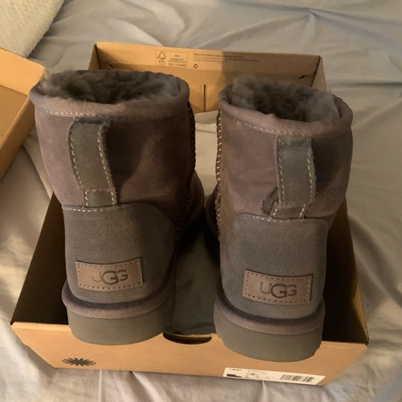 gray ugg mini - Picture 2 of 7